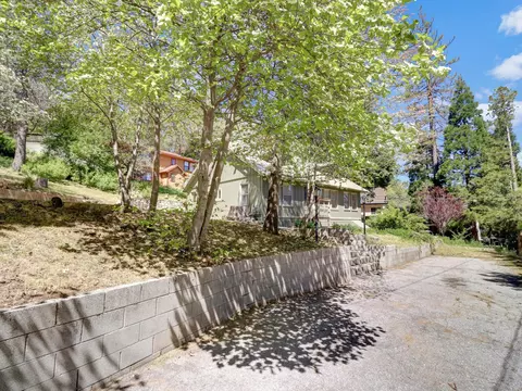 Exterior - 488 Hunt Ln, Crestline, CA 92325 photo 8 of 34