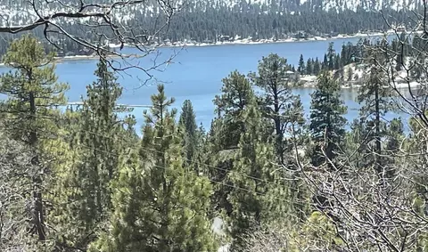 1130 Ridge Rd, Fawnskin, CA 92333
