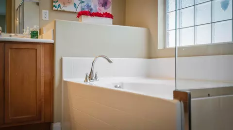 Bath - 82235 Burton Ave, Indio, CA 92201 photo 4 of 10