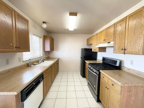 Kitchen - 6715 San Angelo Ave, Joshua Tree, CA 92252 photo 2 of 6
