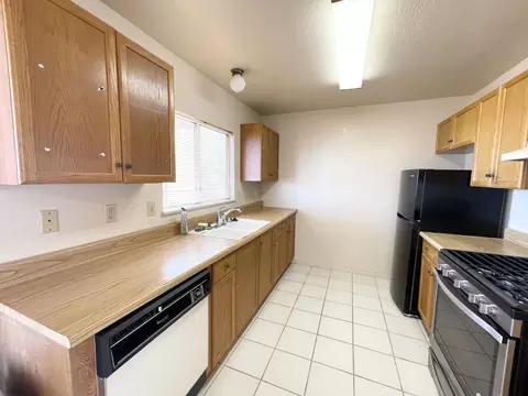 Kitchen - 6715 San Angelo Ave, Joshua Tree, CA 92252 photo 4 of 6