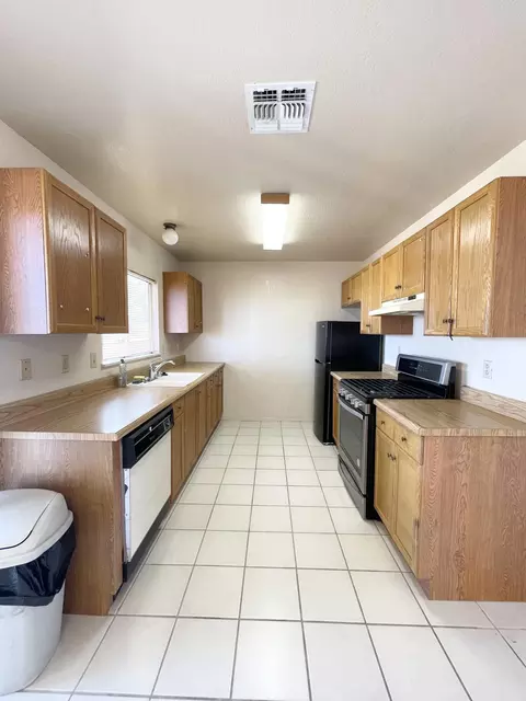 Kitchen - 6715 San Angelo Ave, Joshua Tree, CA 92252 photo 6 of 6