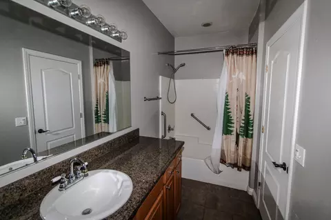 Bath - 45451 4th St, Big Bear City, CA 92314 photo 1 of 4