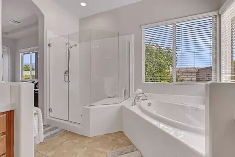 Bath - 43840 Salpare Pl, Indio, CA 92203 photo 3 of 4