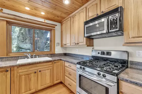 Kitchen - 53655 Double View Dr, Idyllwild, CA 92549 photo 4 of 6