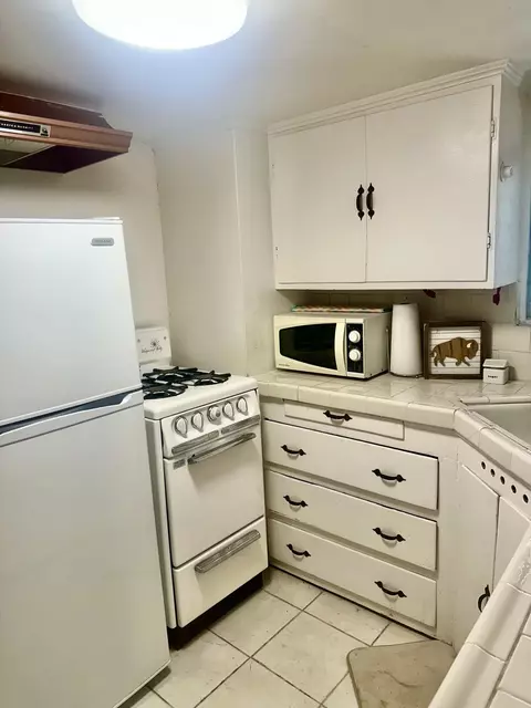 Kitchen - 29335 Pine Dr, Cedar Glen, CA 92321 photo 2 of 4