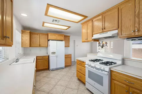 Kitchen - 57146 Millstone Dr, Yucca Valley, CA 92284 photo 2 of 3