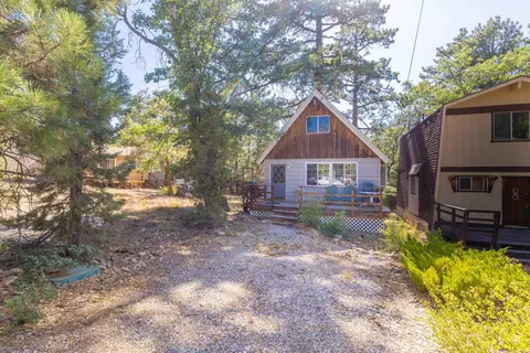 262 Sunset Ln, Sugarloaf, CA 92386
