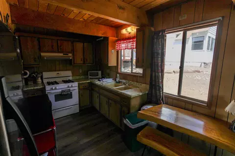 Kitchen - 859 Silver Tip Dr, Big Bear Lake, CA 92315 photo 2 of 3