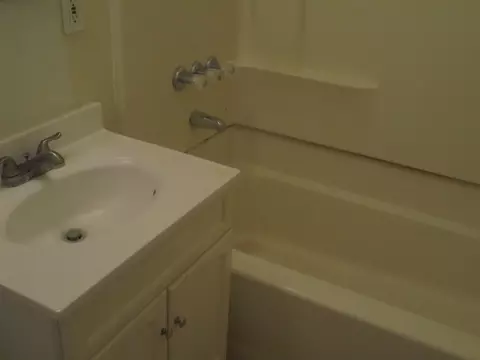 Bath - 451 S 6th St, Blythe, CA 92225 photo 2 of 2