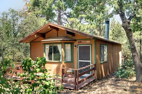 835 Maple Ln, Sugarloaf, CA 92386