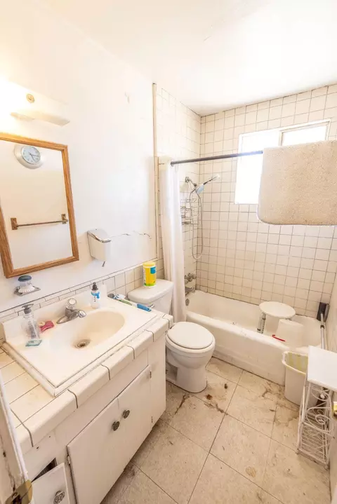 Bath - 2130 Orchid St, Barstow, CA 92311 photo 1 of 1