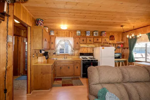 Kitchen - 260 Highland Ln, Sugarloaf, CA 92386 photo 2 of 4