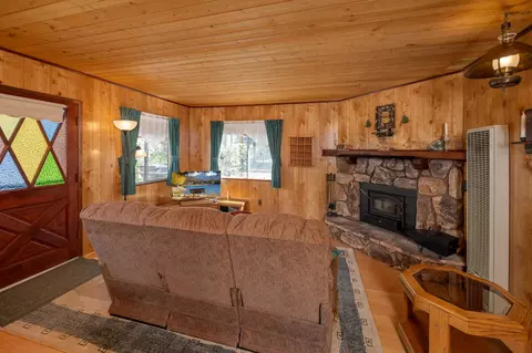 Living - 260 Highland Ln, Sugarloaf, CA 92386 photo 2 of 4