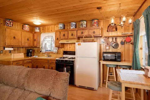Kitchen - 260 Highland Ln, Sugarloaf, CA 92386 photo 3 of 4
