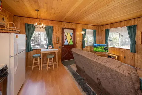 Living - 260 Highland Ln, Sugarloaf, CA 92386 photo 3 of 4