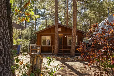 260 Highland Ln, Sugarloaf, CA 92386