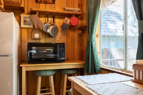Kitchen - 260 Highland Ln, Sugarloaf, CA 92386 photo 4 of 4