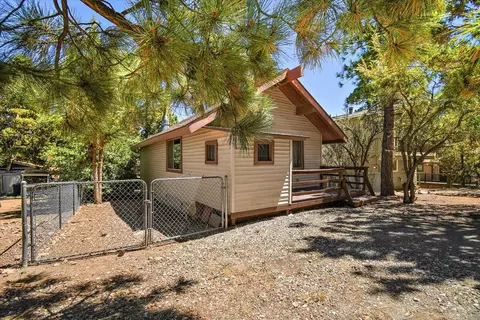 541 Moreno Ln, Sugarloaf, CA 92386 photo 2
