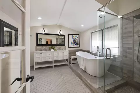 Bath - 643 Crown St, Glendora, CA 91740 photo 2 of 3