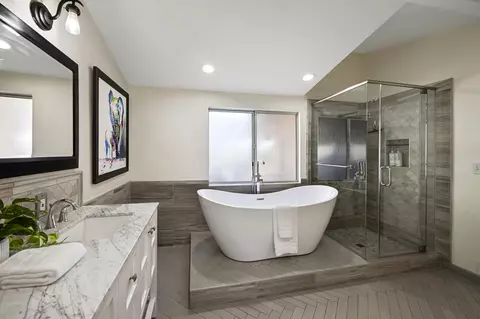 Bath - 643 Crown St, Glendora, CA 91740 photo 1 of 3