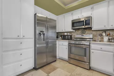 Kitchen - 49200 Eisenhower Dr, Indio, CA 92201 photo 2 of 2