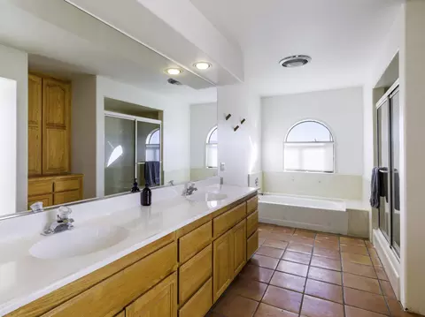 Bath - 61979 Campanula St, Joshua Tree, CA 92252 photo 2 of 5