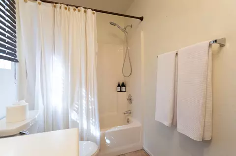 Bath - 82406 Gregory Ct, Indio, CA 92201 photo 5 of 8