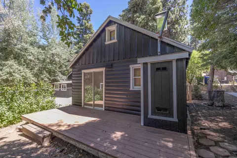 Exterior - 991 Cameron Dr, Big Bear Lake, CA 92315 photo 4 of 8