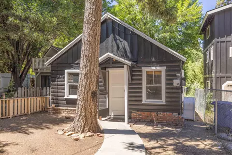 Exterior - 991 Cameron Dr, Big Bear Lake, CA 92315 photo 3 of 8