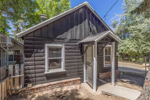 Exterior - 991 Cameron Dr, Big Bear Lake, CA 92315 photo 2 of 8