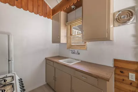Kitchen - 991 Cameron Dr, Big Bear Lake, CA 92315 photo 1 of 2