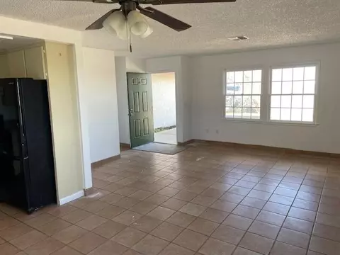 Living - 58573 Sunflower Dr, Yucca Valley, CA 92284 photo 2 of 2