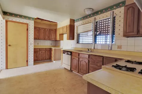 Kitchen - 925 Inca Trl, Yucca Valley, CA 92284 photo 1 of 3