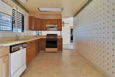 Kitchen - 925 Inca Trl, Yucca Valley, CA 92284 photo 2 of 3