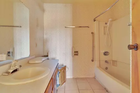 Bath - 925 Inca Trl, Yucca Valley, CA 92284 photo 1 of 3