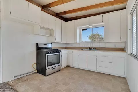 Kitchen - 925 Inca Trl, Yucca Valley, CA 92284 photo 3 of 3