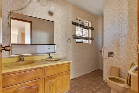 Bath - 925 Inca Trl, Yucca Valley, CA 92284 photo 2 of 3