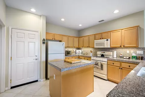 Kitchen - 60246 Sweetshade Ln, La Quinta, CA 92253 photo 3 of 8