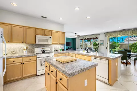 Kitchen - 60246 Sweetshade Ln, La Quinta, CA 92253 photo 6 of 8