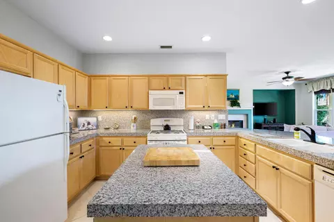 Kitchen - 60246 Sweetshade Ln, La Quinta, CA 92253 photo 7 of 8