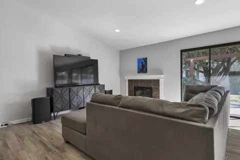 Living - 79040 Bermuda Dunes Dr, Bermuda Dunes, CA 92203 photo 2 of 3