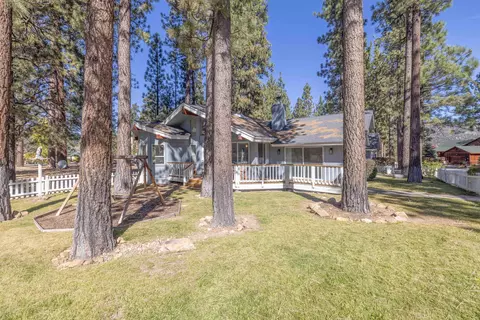 Exterior - 210 Pinecrest Dr, Big Bear Lake, CA 92315 photo 3 of 12