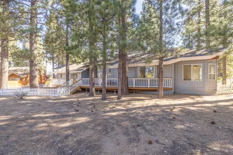 Exterior - 210 Pinecrest Dr, Big Bear Lake, CA 92315 photo 9 of 12