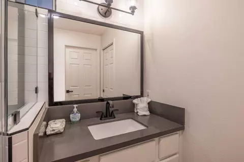 Bath - 210 Pinecrest Dr, Big Bear Lake, CA 92315 photo 4 of 5