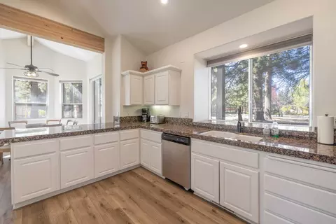 Kitchen - 210 Pinecrest Dr, Big Bear Lake, CA 92315 photo 3 of 4