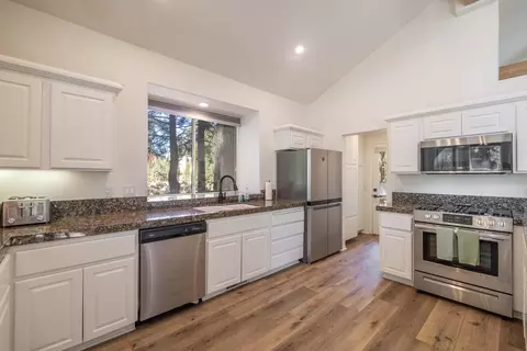Kitchen - 210 Pinecrest Dr, Big Bear Lake, CA 92315 photo 2 of 4