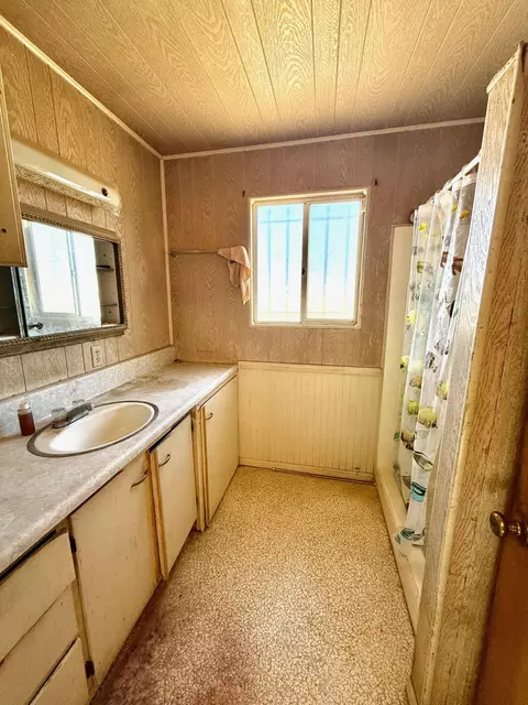 Bath - 7990 Redden Ln, Yucca Valley, CA 92284 photo 2 of 2