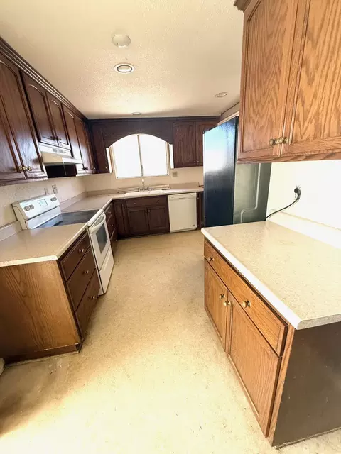 Kitchen - 7990 Redden Ln, Yucca Valley, CA 92284 photo 1 of 2