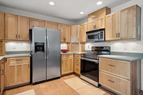 Kitchen - 7776 Fox Trl, Yucca Valley, CA 92284 photo 2 of 2